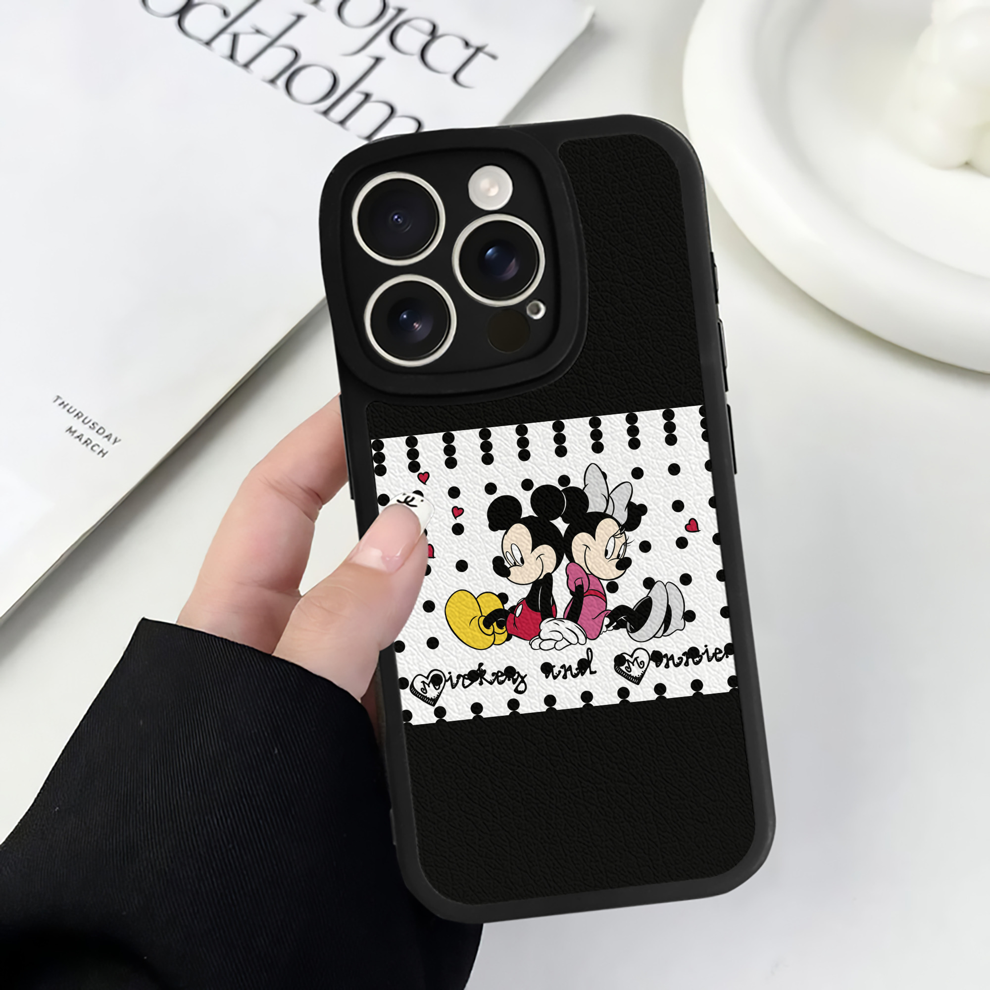 （画像用） ミッキーマウス Mickey Mouse 【iPhone 16シリーズ対応】シリコンスマホケース（レザー調） 材質：シリコン